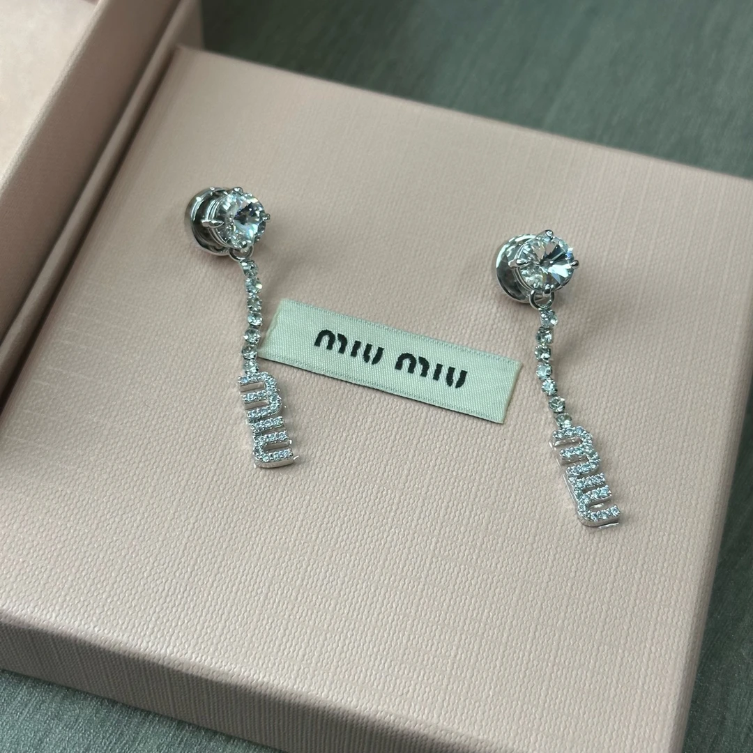 120 MIUMIU/缪缪 银色满钻字母吊坠耳钉 全新有盒子有配件