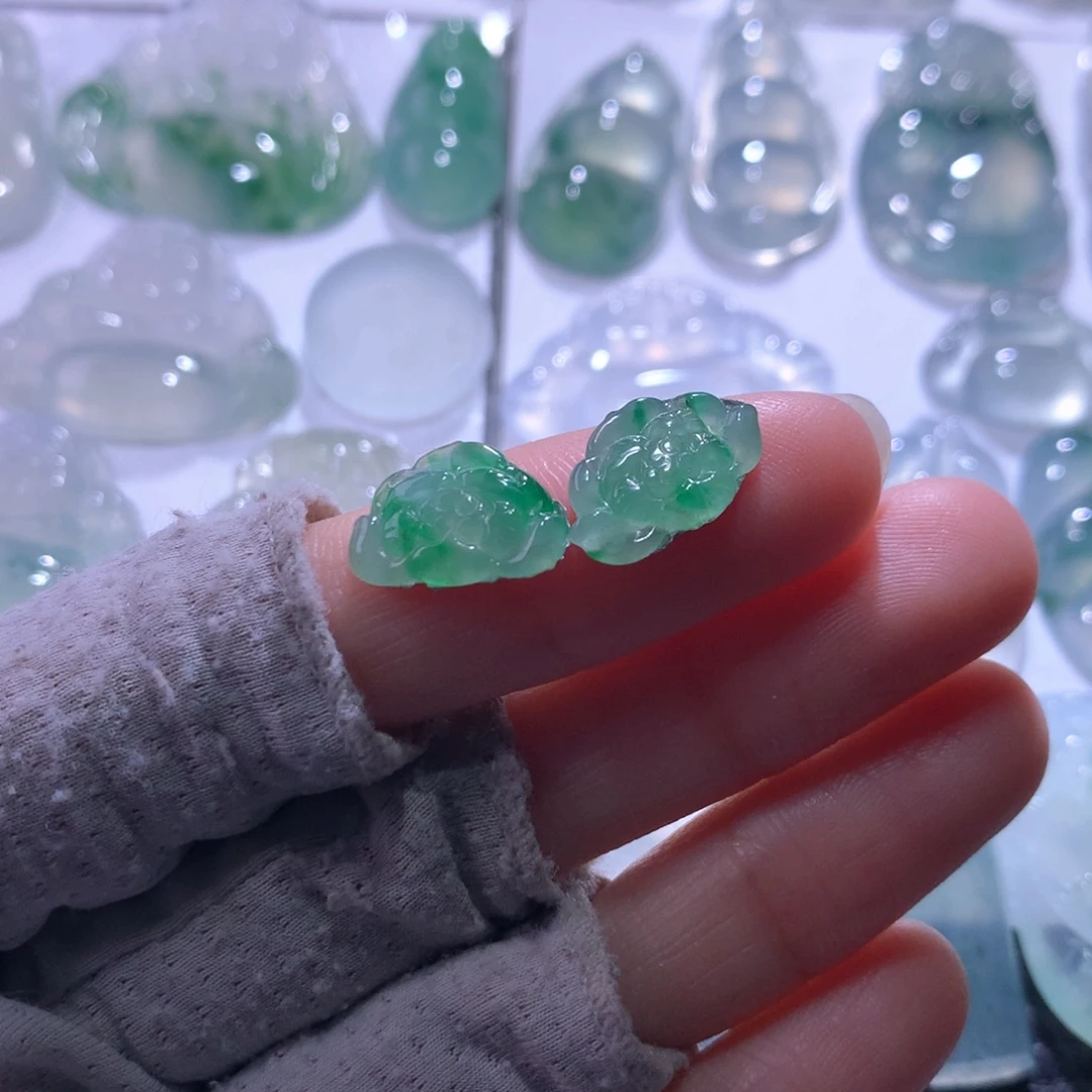 翡翠未镶嵌颈饰一对