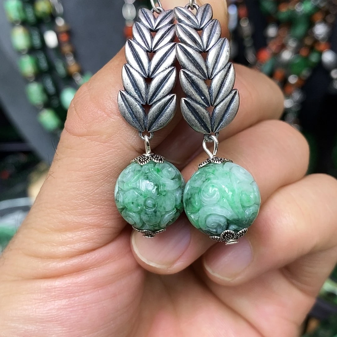 颈饰未镶嵌翡翠漂亮美眉