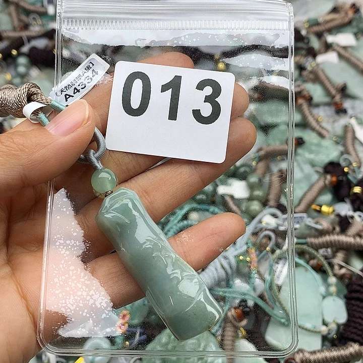 翡翠颈饰未镶嵌两**宝翡翠