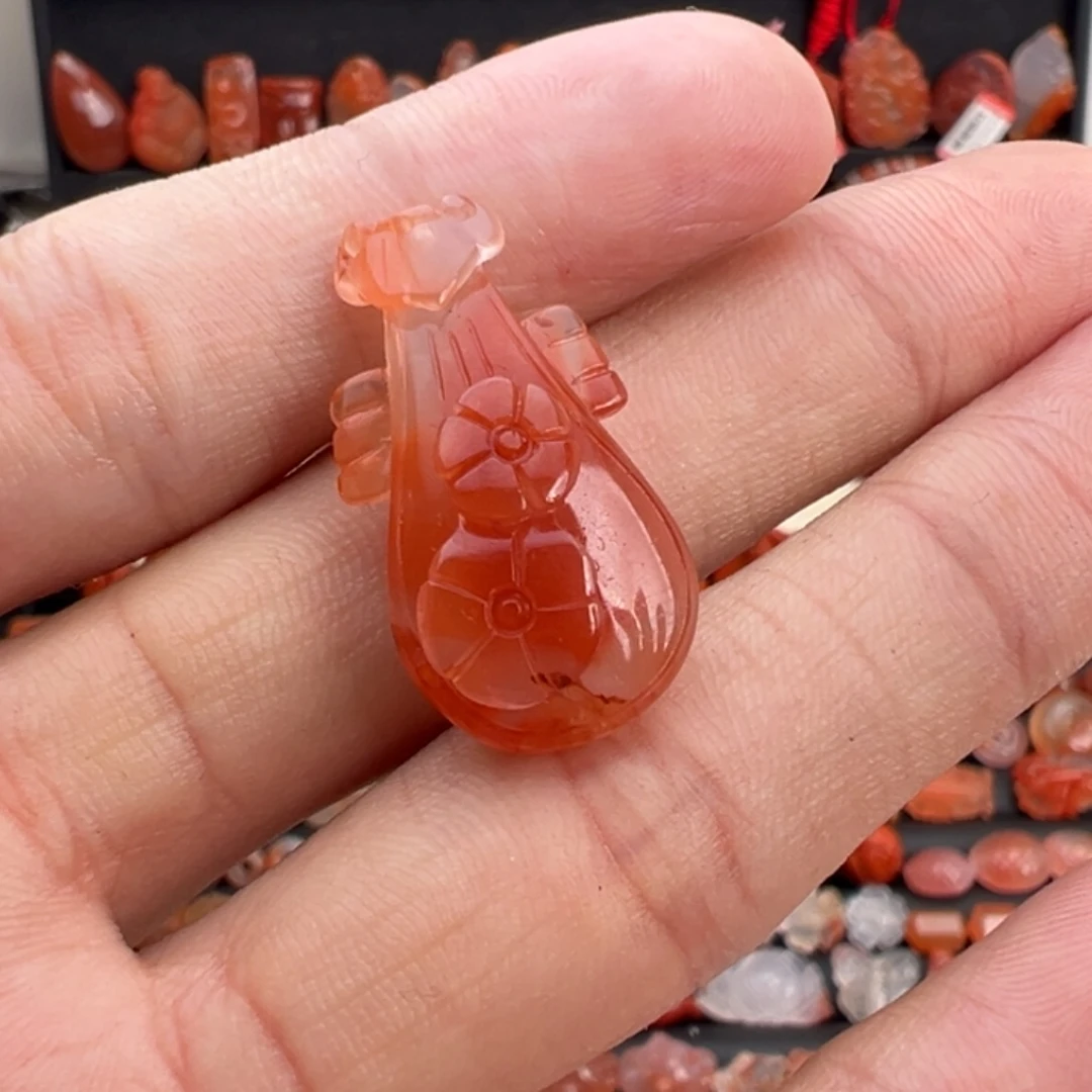 南红玛瑙未镶嵌颈饰琵琶