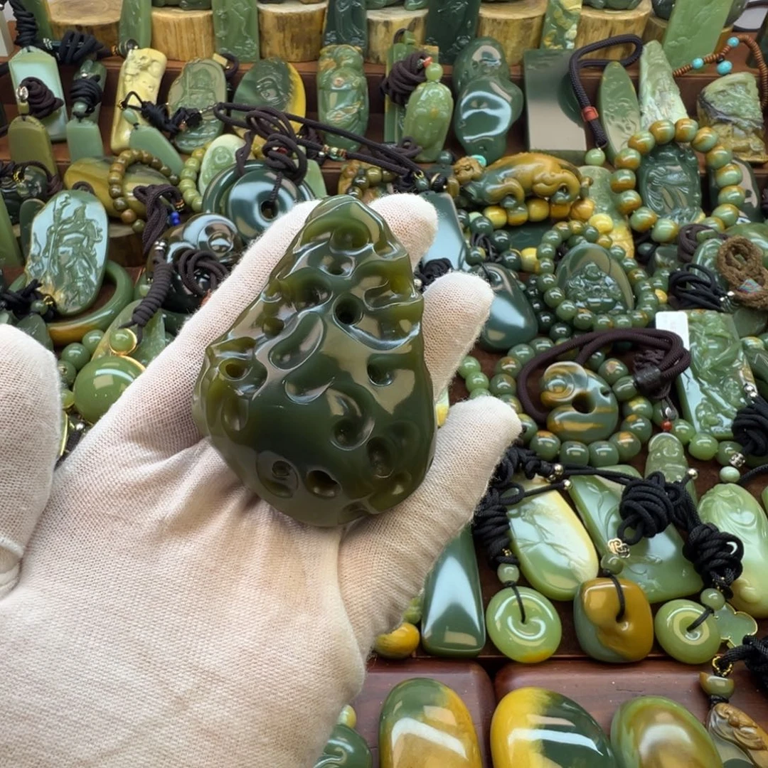 石***1岫岩老玉（透闪石质玉）未镶嵌挂件