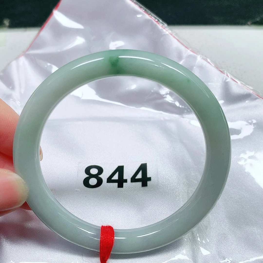 翡翠未镶嵌手镯（圆镯）62 号翡翠手镯