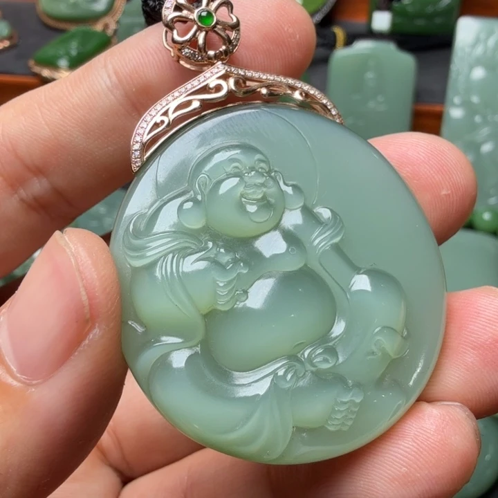 杨***铭和田玉18K金镶嵌颈饰