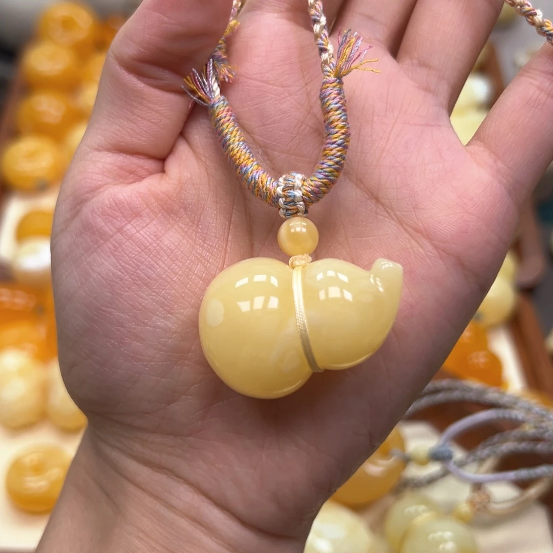 琥珀未镶嵌颈饰蜜蜡