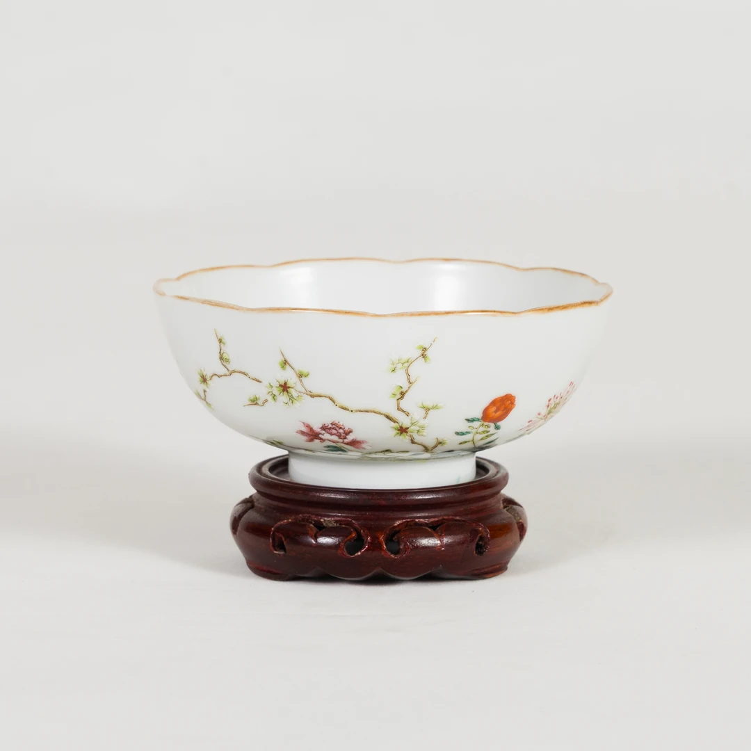 Lot  10     清  粉彩花卉纹碗(12.4瓷杂拍卖 )