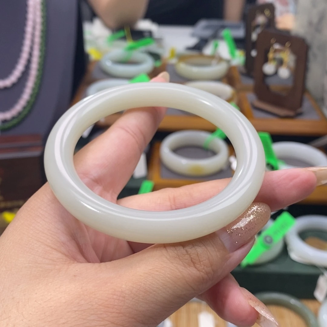 和田玉手镯未镶嵌天然纹
