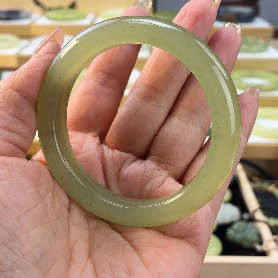 和田玉未镶嵌手镯