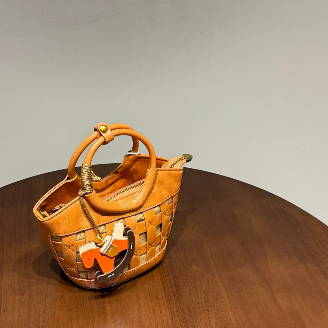 【小马菜篮】2025小众复古镂空编织水桶包百搭气质斜挎包（25005）