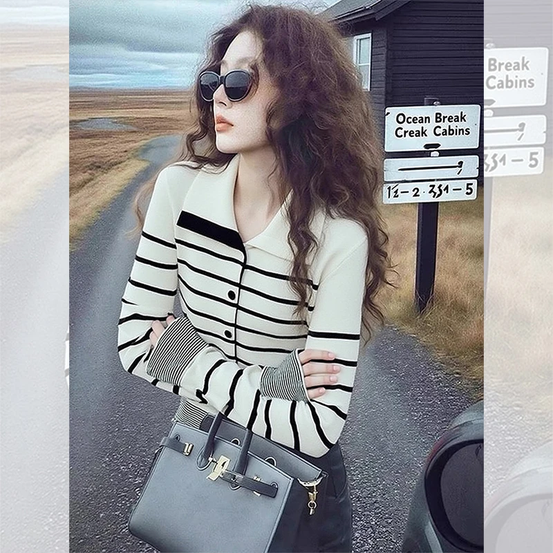 别致独特漂亮杏色条纹小衫内搭翻领针织开衫女秋冬洋气高贵上衣服