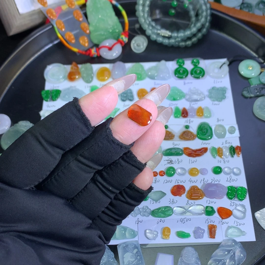 翡翠未镶嵌吊坠(不含链)红马鞍