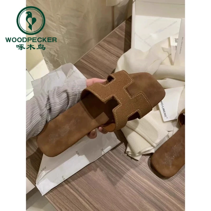 啄木鸟平底拖鞋女2025年夏季法式小香风一字带绒面凉鞋沙滩拖百搭
