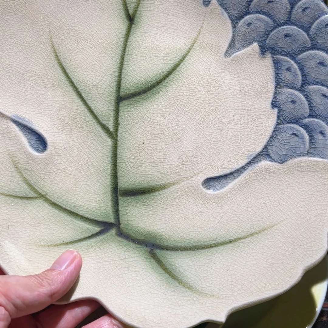 葡萄绘浮雕大盘一个