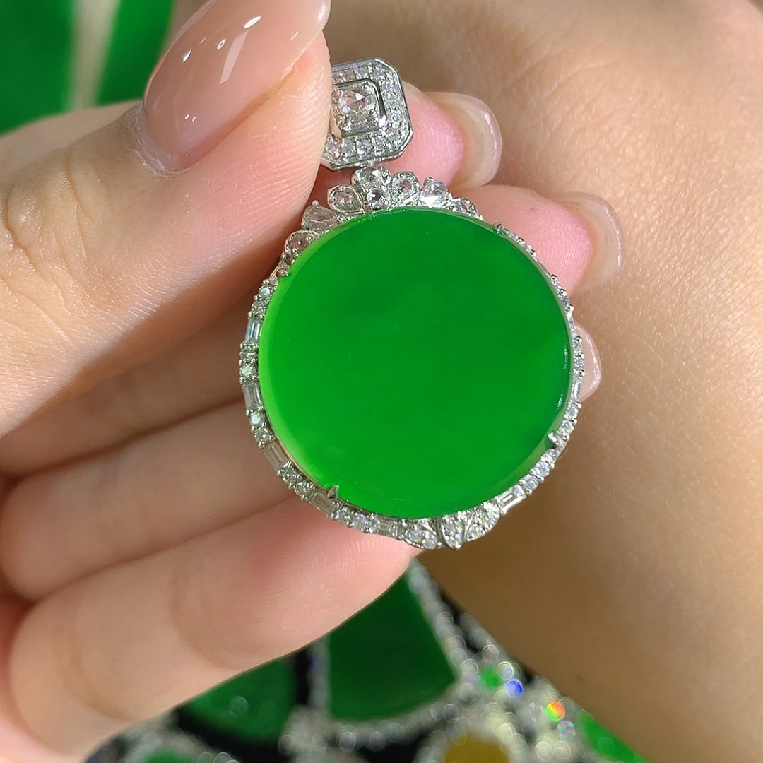 翡翠18K金镶嵌颈饰圆牌