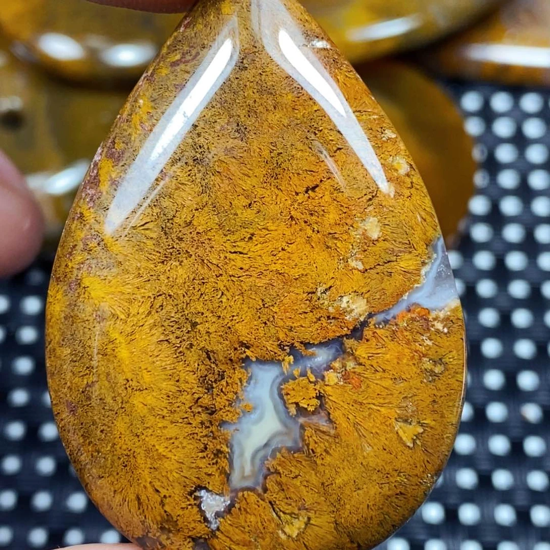 未镶嵌颈饰玛瑙/玉髓苏*