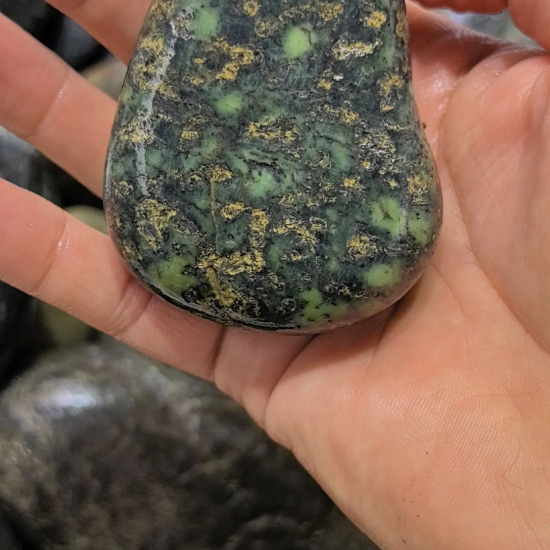 飘***飘有机玻璃藏玉药王石原石手把件一个