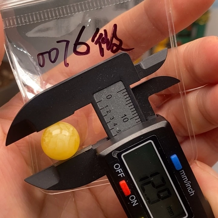 蜜蜡未镶嵌裸石12.9圆微瑕