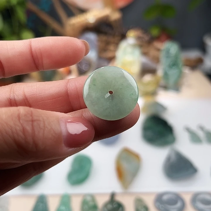 翡翠未镶嵌颈饰平安扣