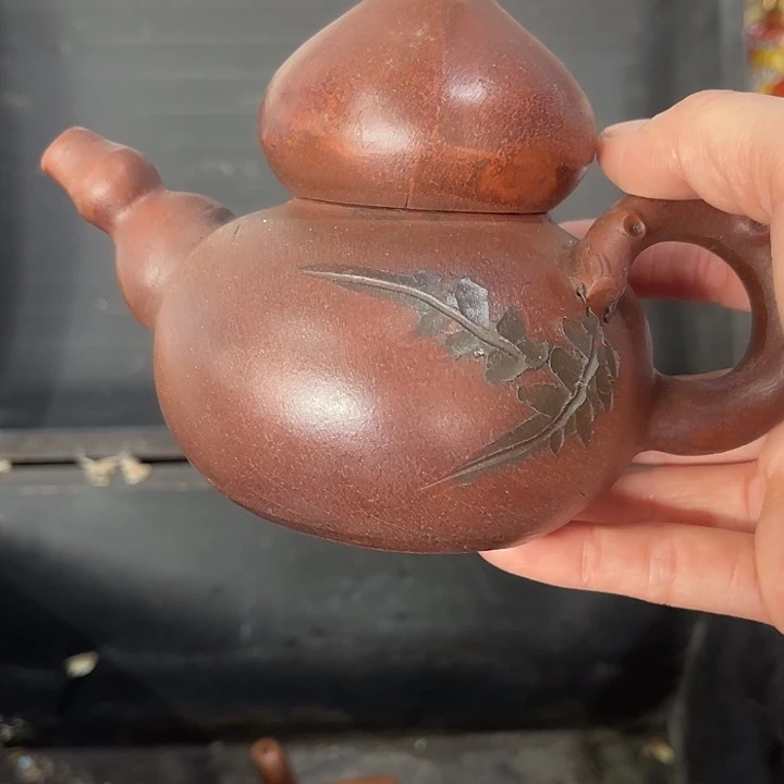 茶壶紫泥原矿泥料手工制作的一把紫砂壶。