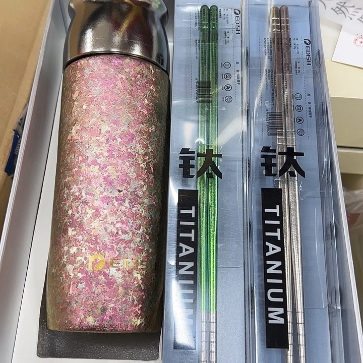 手工艺品琉璃一滴水钛杯红色。筷子