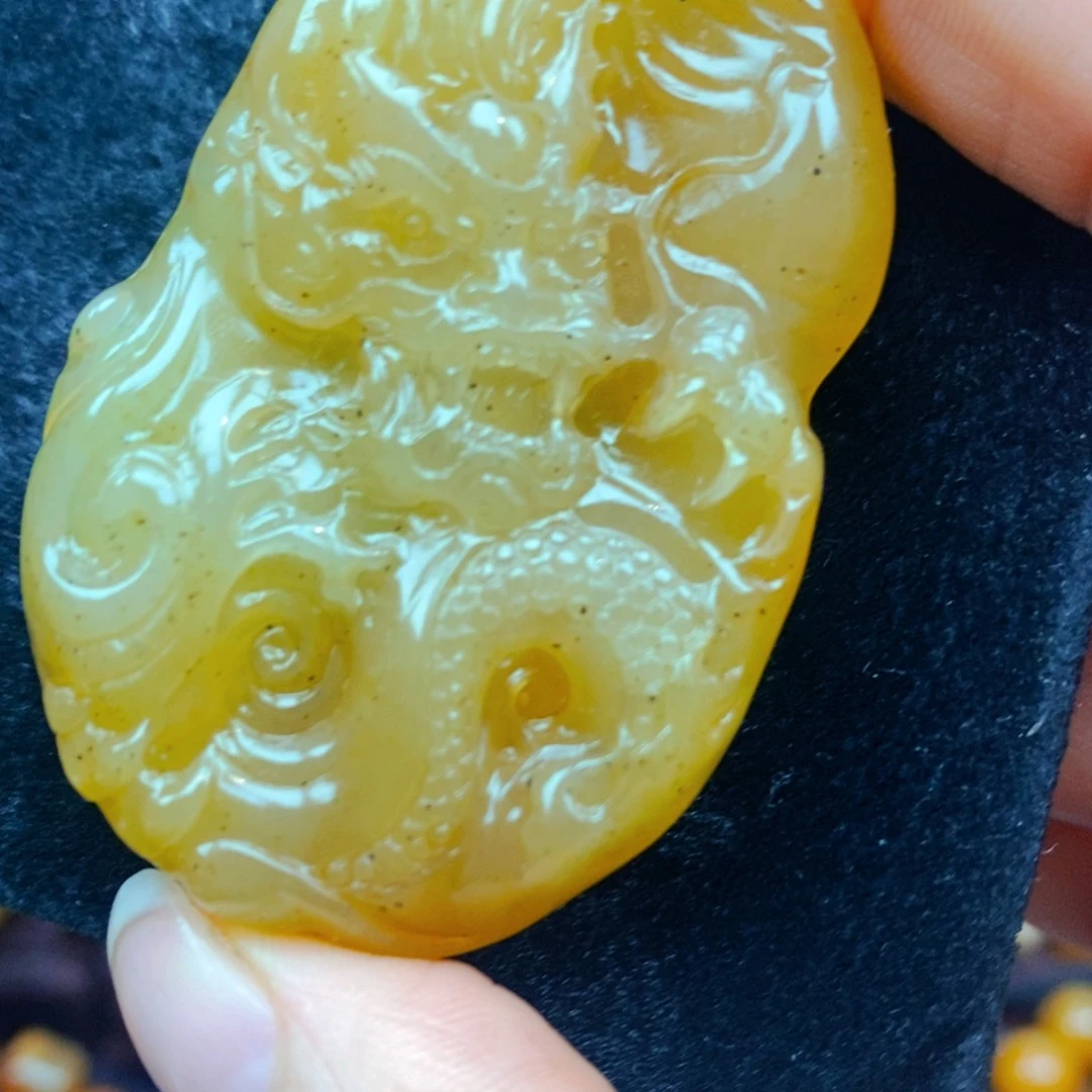 未镶嵌石英质玉（黄龙玉）颈饰