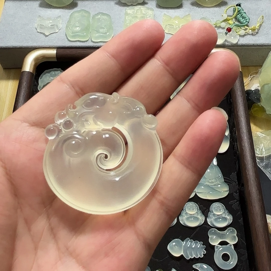 我***人蛇纹石玉未镶嵌颈饰
