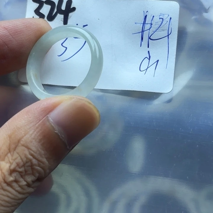 颈饰未镶嵌翡翠戒指