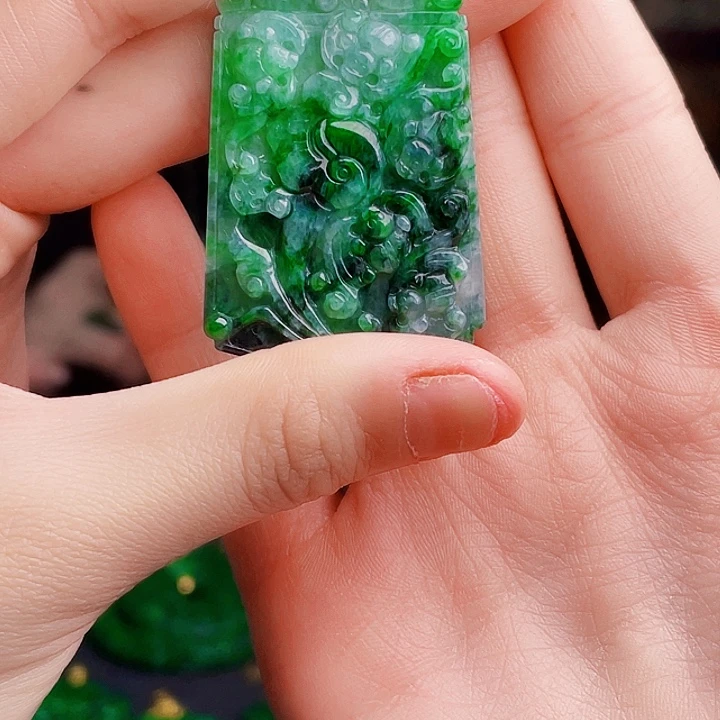 翡翠18K金镶嵌颈饰多样性