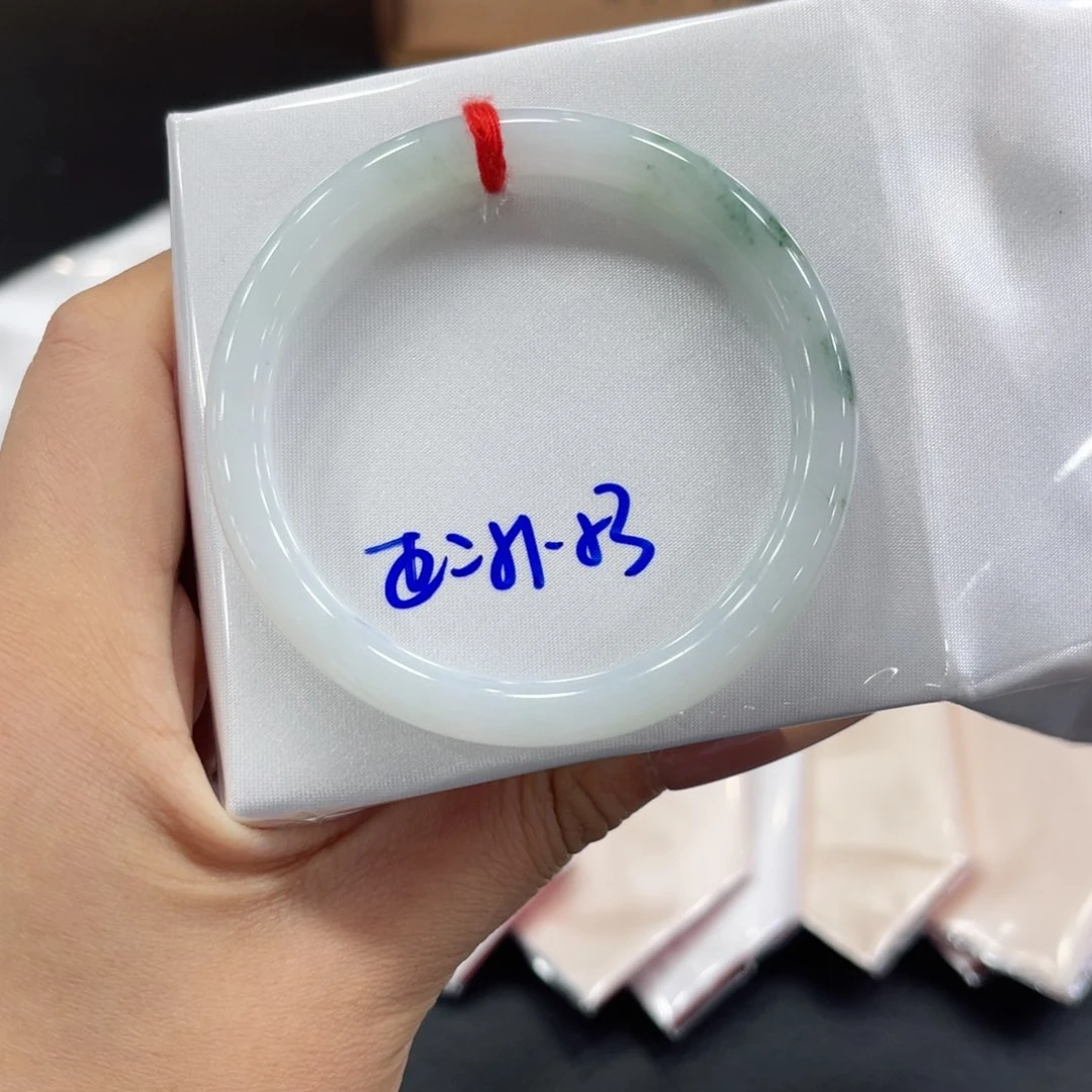 翡翠手镯未镶嵌翡翠