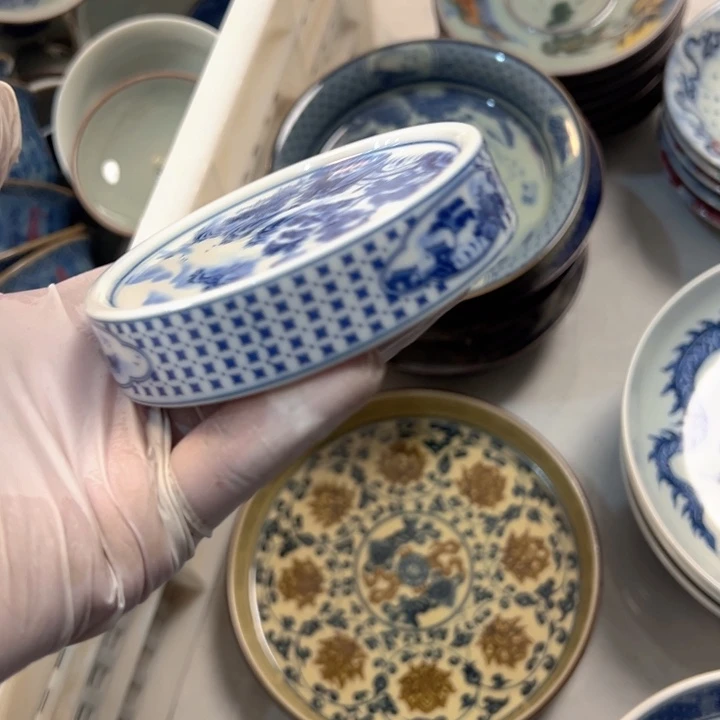 瓷片白青花山水实心盖置微瑕