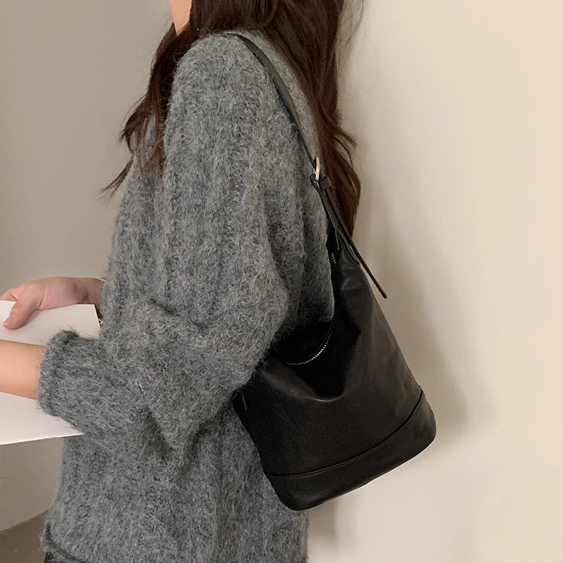 小水桶包2025新款通勤复古植鞣皮真皮女包斜挎包小众单肩包女