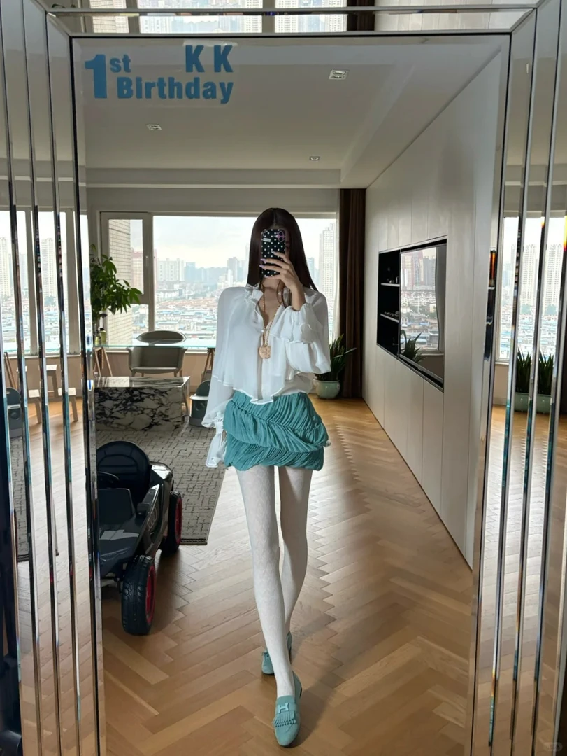 2025秋季新款宫廷风法式显瘦外套+宽松肌理感衬衫+不规则百褶半裙