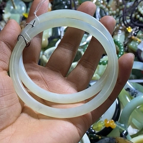 岫玉手镯未镶嵌68口径一对