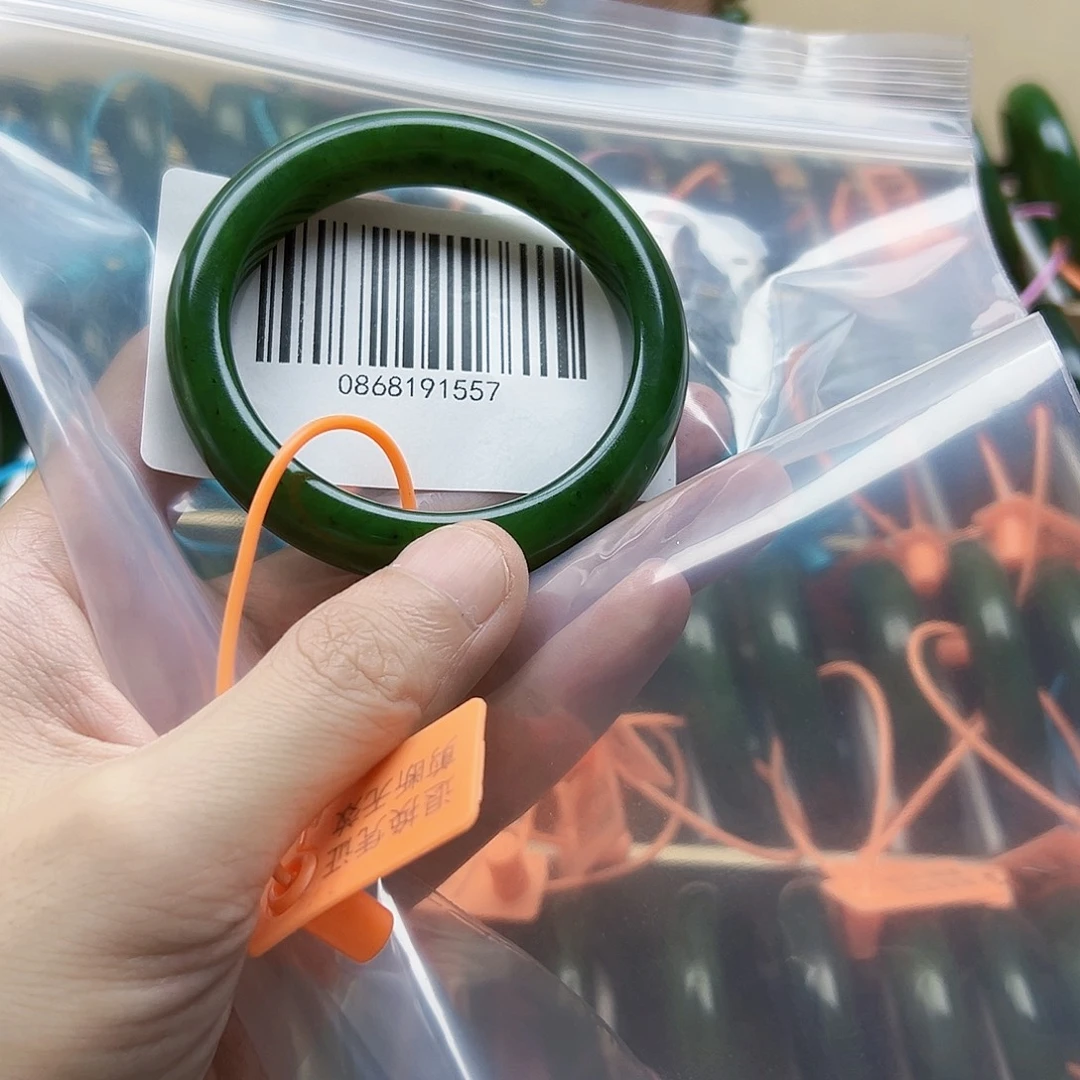 往***@和田玉手镯未镶嵌