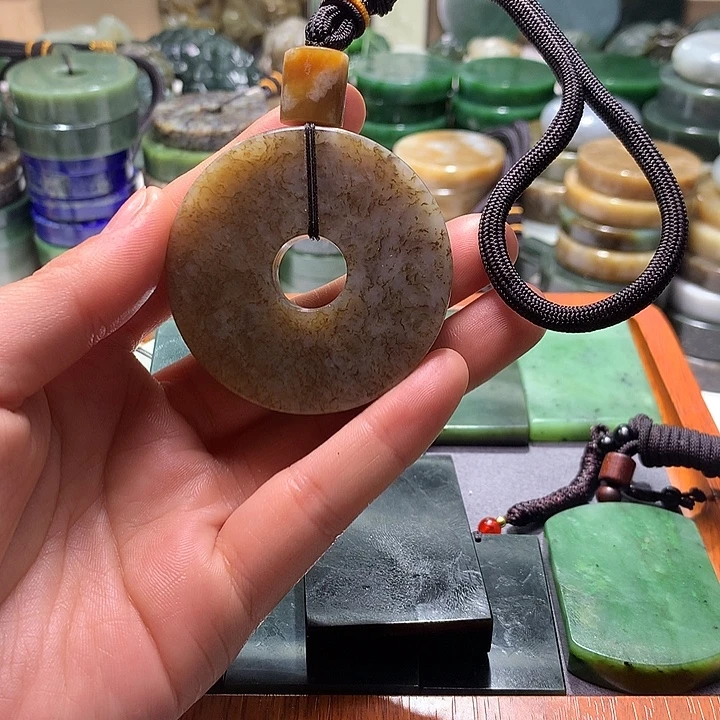 昆***玉和田玉未镶嵌珠宝半成品