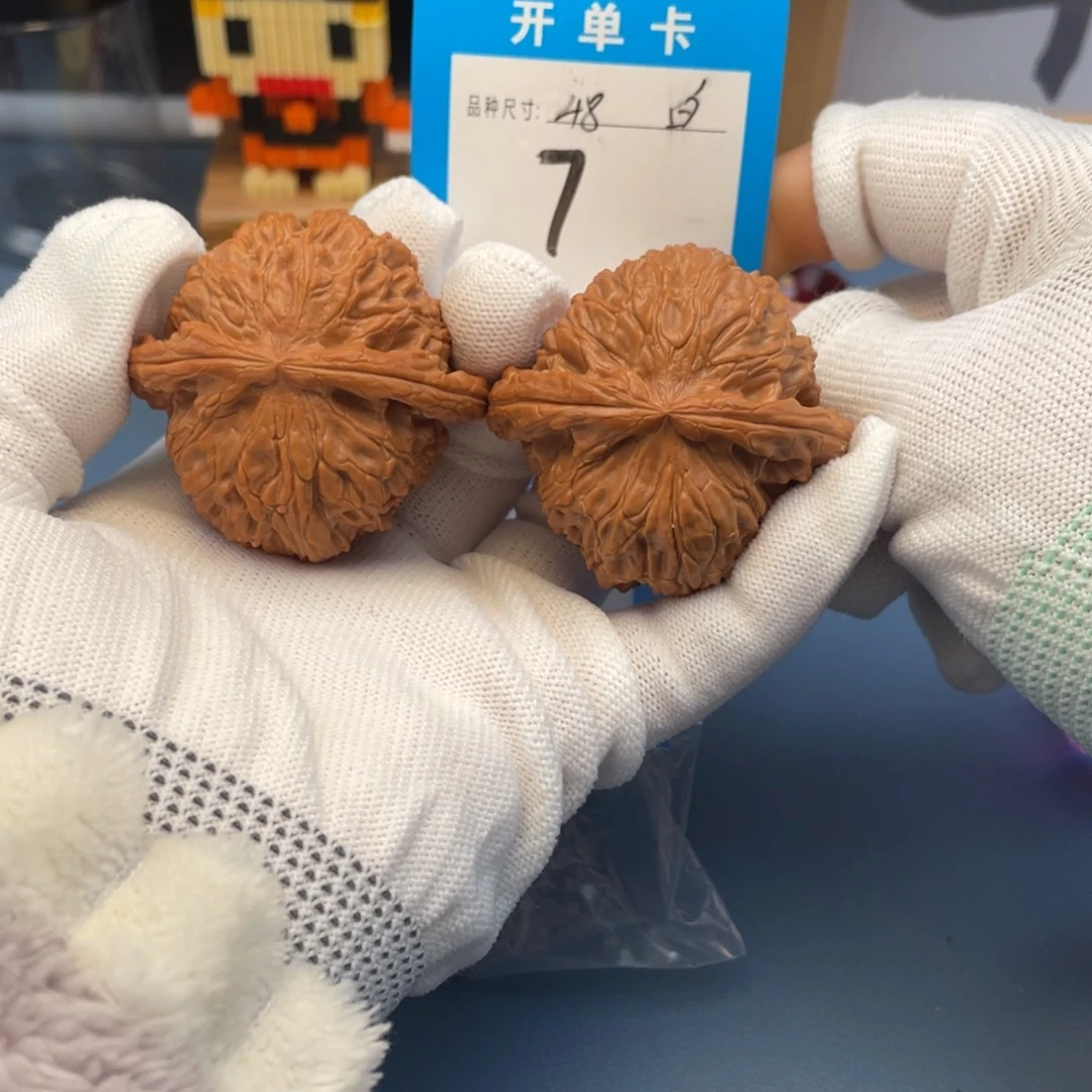 大叶紫檀（黑酸枝木类）文玩核桃