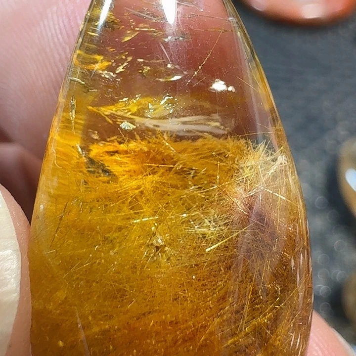 苏***都未镶嵌颈饰水晶好