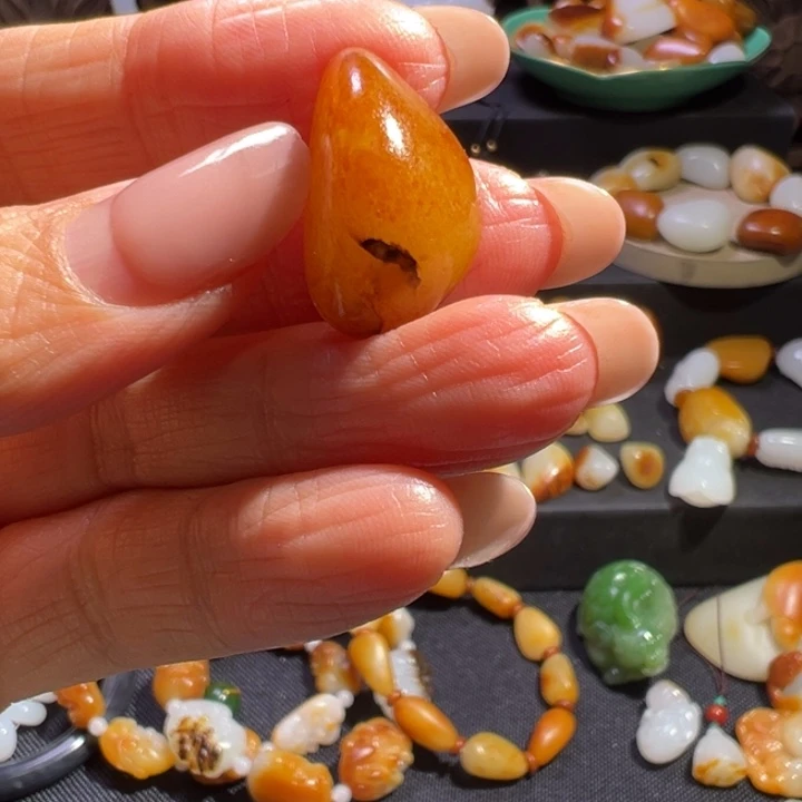 卡***世和田玉（黄玉）未镶嵌颈饰