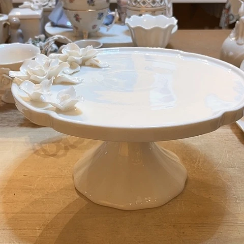 白瓷捏花盘子26厘米带底座