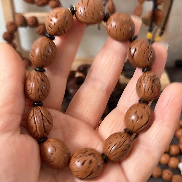 爱***多野生桃枭阴沉籽手串