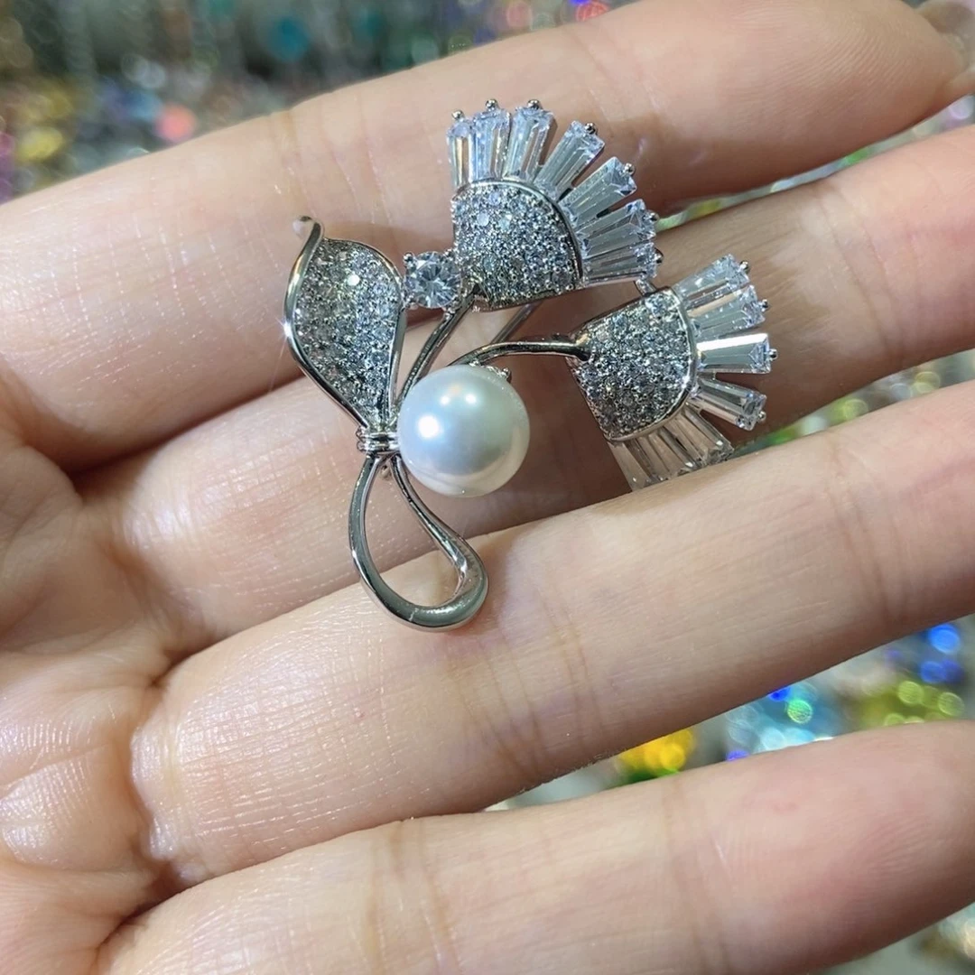 6锆石（处理）胸针
