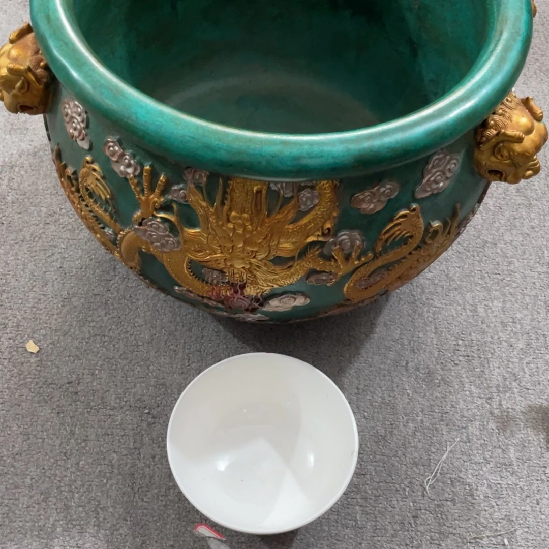 碗中**业瓷器及瓷器都具有