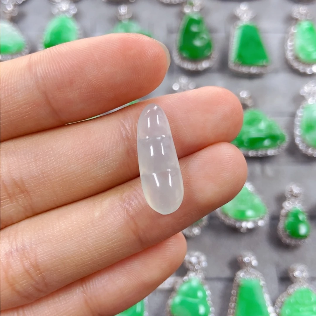 翡翠未镶嵌颈饰福豆