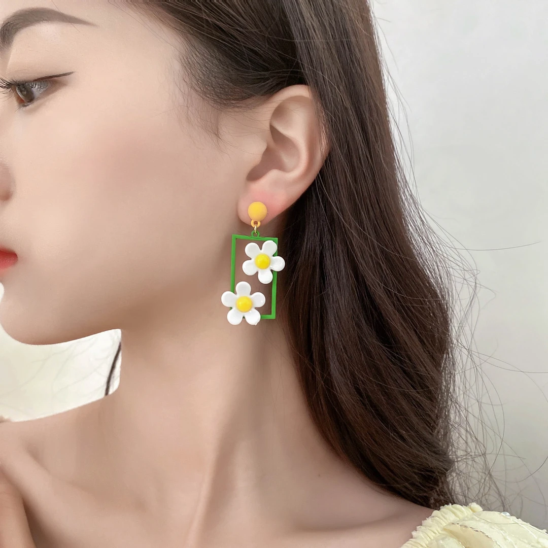 合金莫桑石耳饰 白色花朵气质青春甜美可爱鸡蛋花朵蚊香盘耳饰