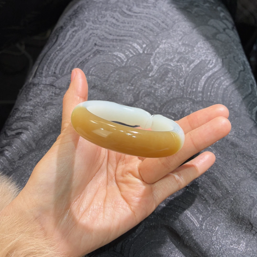 【古冉珠宝】和田玉特色雕刻柔光糖白手镯52➕