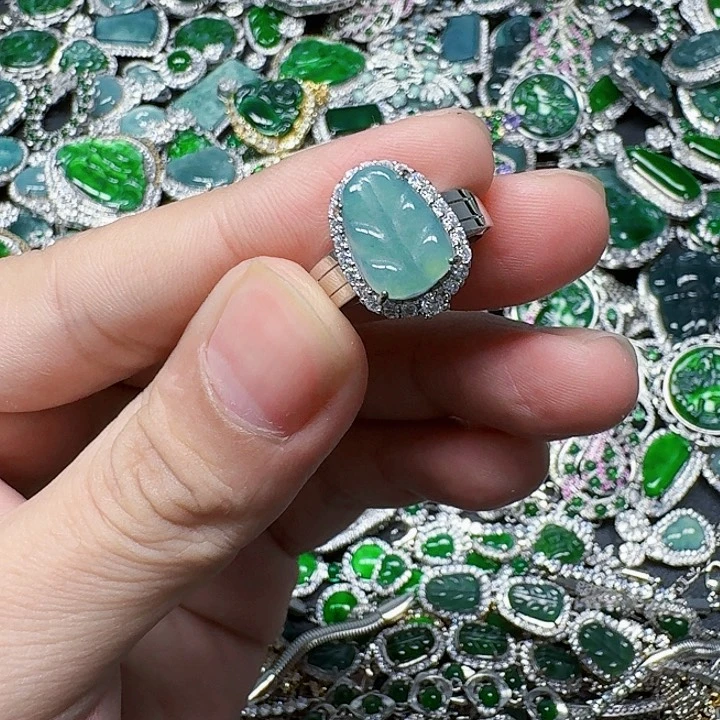 翡翠颈饰未镶嵌天然A货翡翠放漏