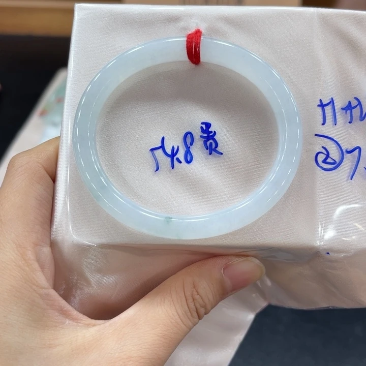 翡翠手镯未镶嵌翡翠