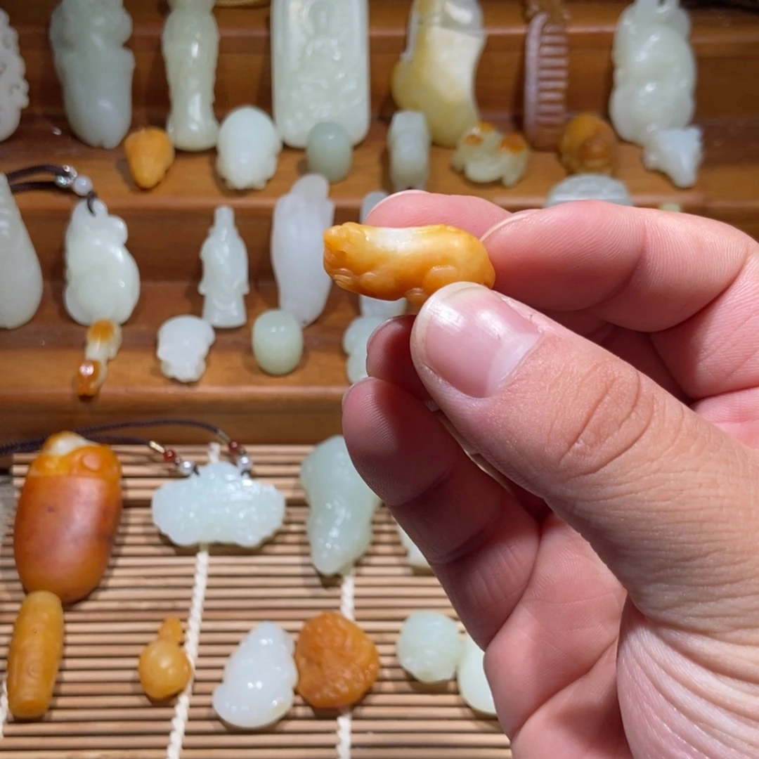 陈***～颈饰未镶嵌和田玉