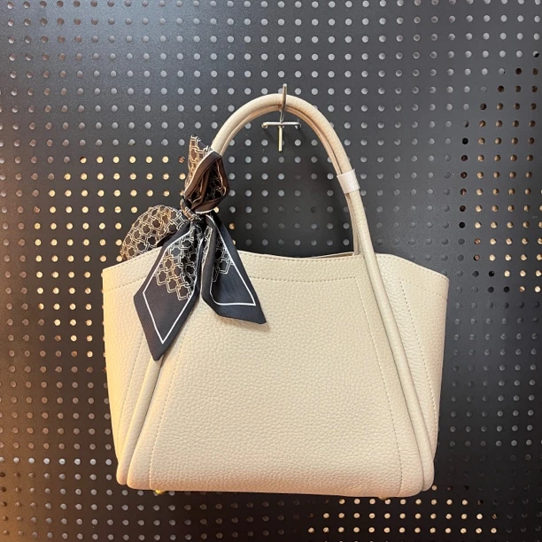 白色皮质休闲百搭女士包包