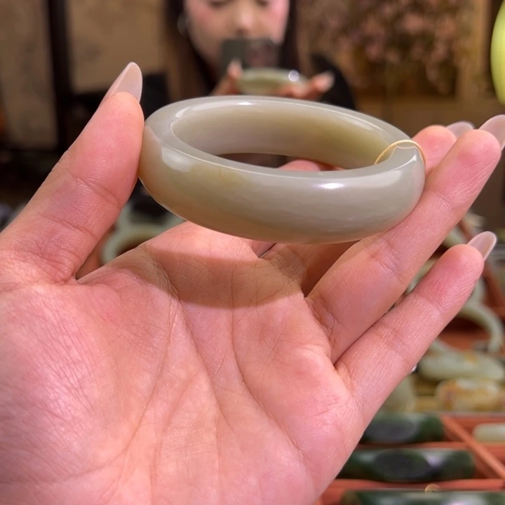 和田玉（青白玉）未镶嵌手镯